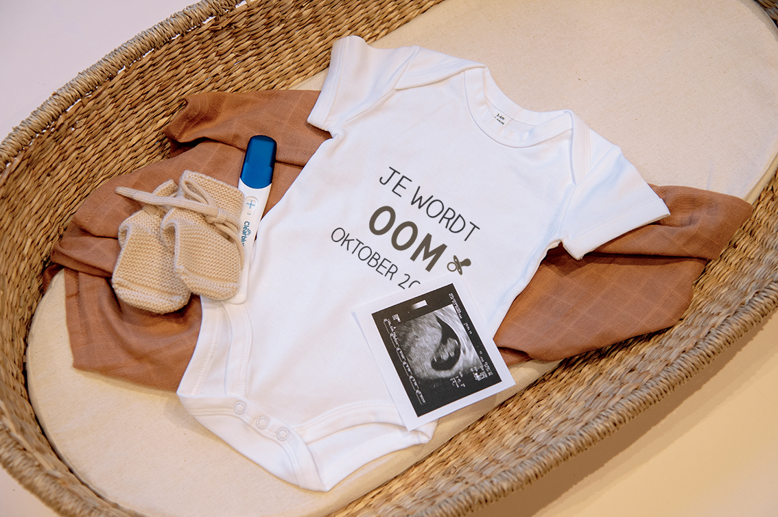 Rompertje met tekst zwangerschapsaankondiging en speen