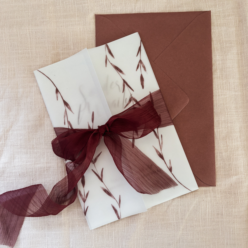 Kalkpapier omslag met bordeaux takjes