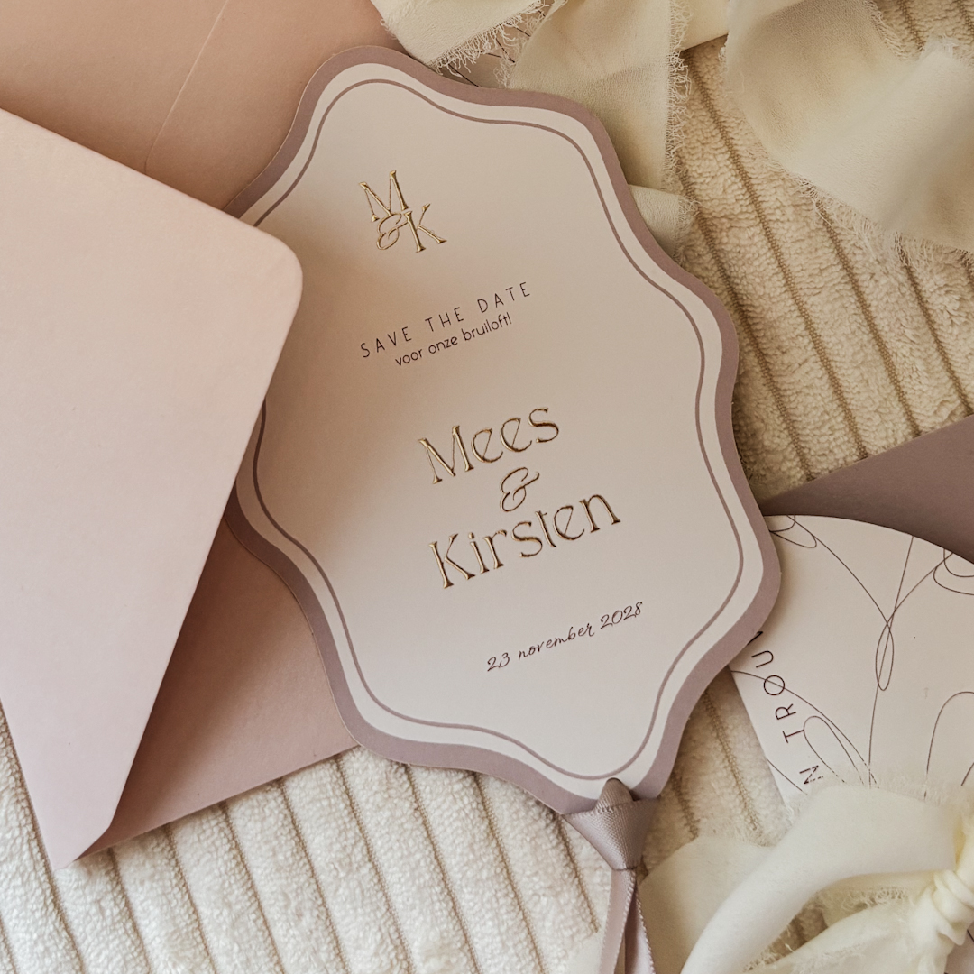 Save the Date met goudfolie en initialen
