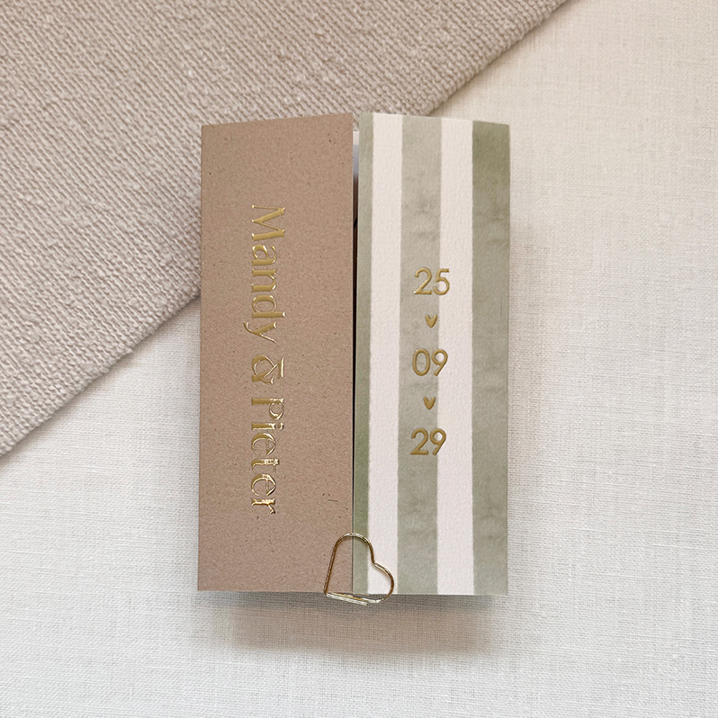 Trouwkaart theater met olijfgroene strepen en goudfolie