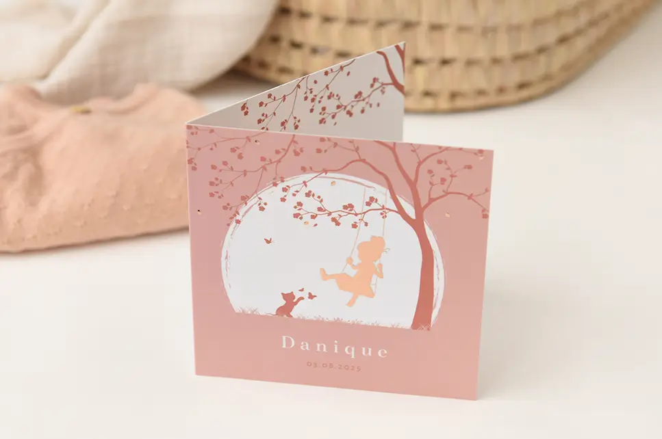 Roségoudfolie geboortekaartje met silhouet van meisje op schommel