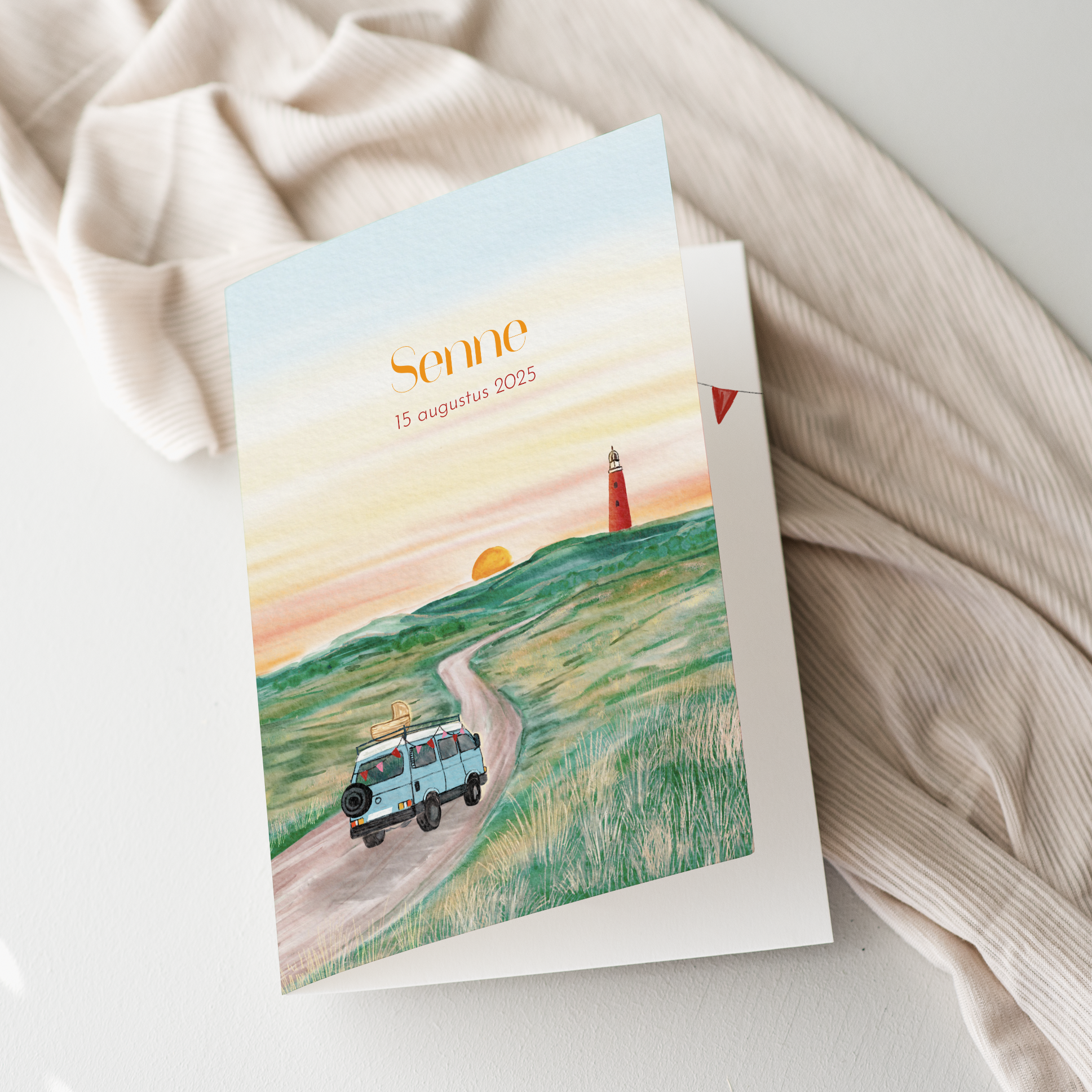 Geboortekaartje met duinlandschap, vuurtoren en camper