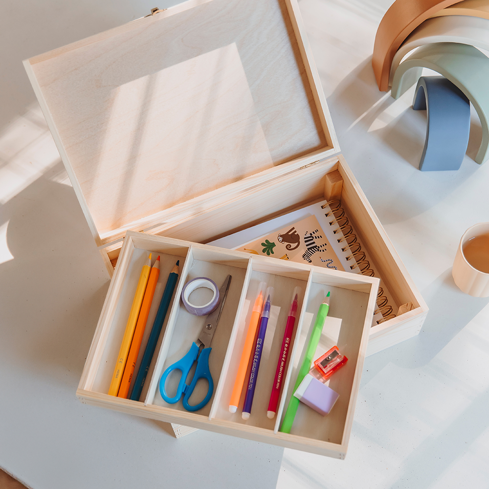 Hölzerne Bastelkiste mit Namen und Feuerwehrauto