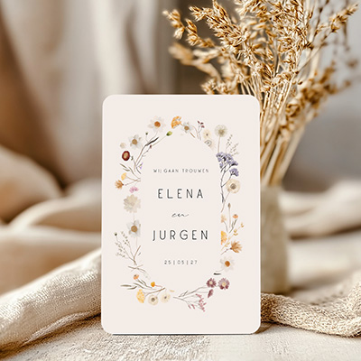 Beige trouwkaart met wilde bloemen in krans