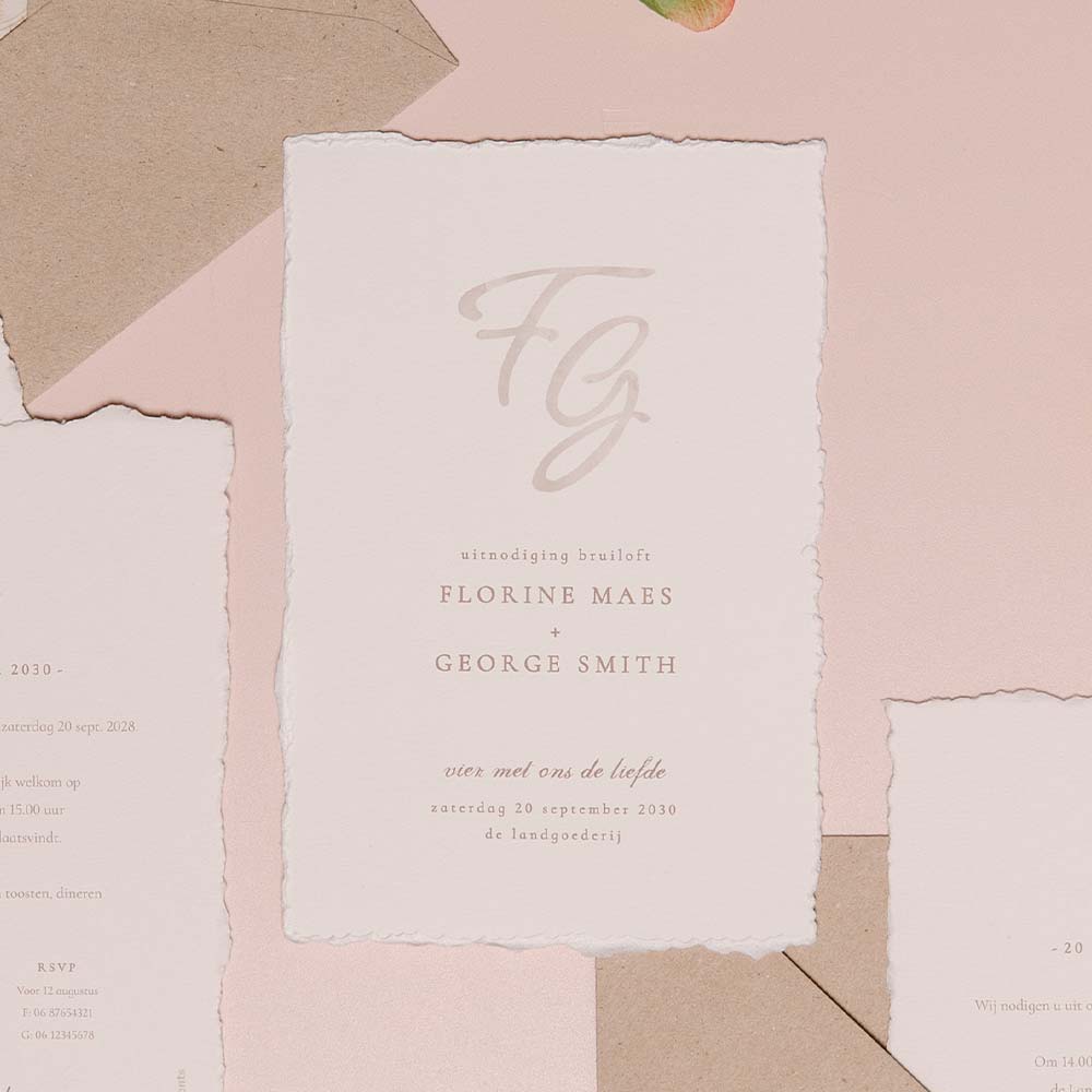 Trouwkaart handgeschept papier look met initialen