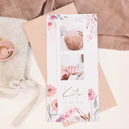 Vrolijk label geboortekaartje met foto's, goudfolie en bloemen