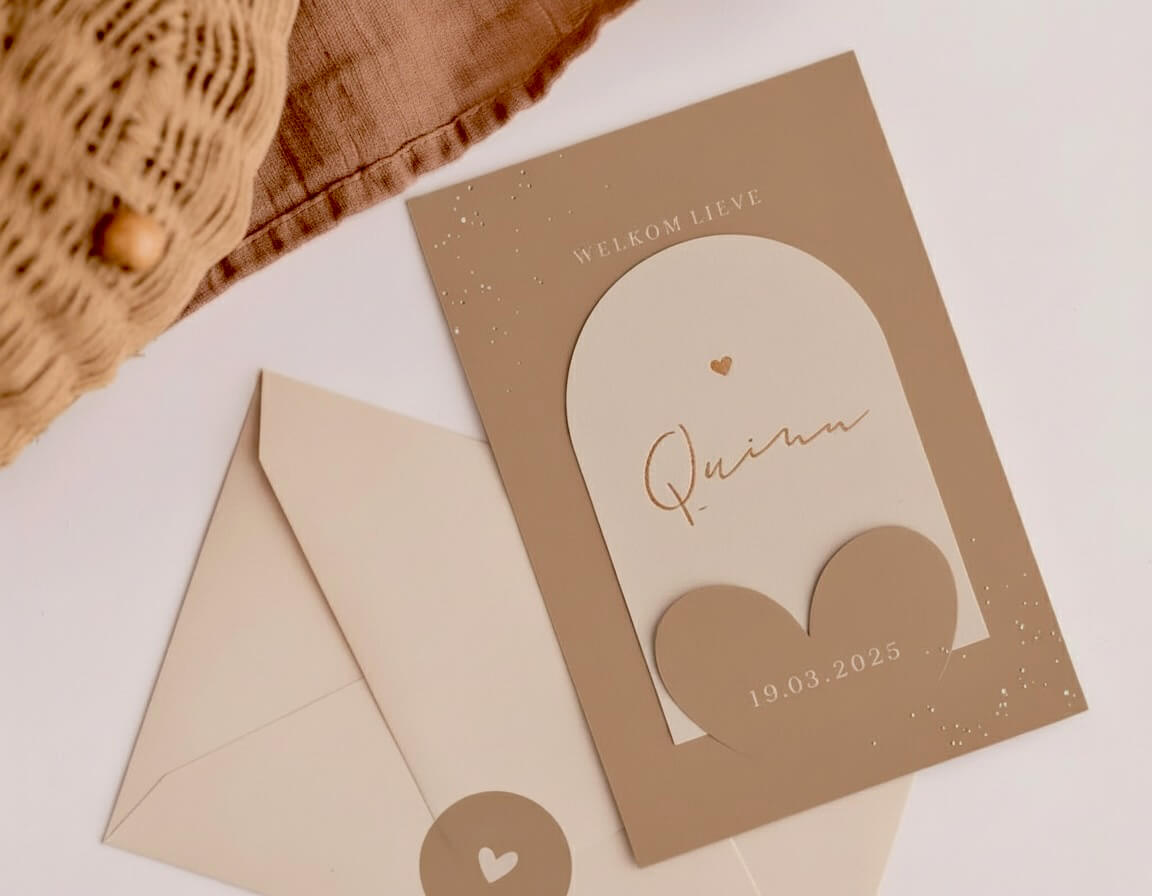 Beige velvet-look insteek geboortekaartje met koperfolie