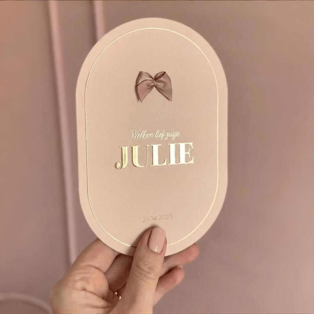 Ovaal geboortekaartje meisje met goudfolie en optioneel écht strikje