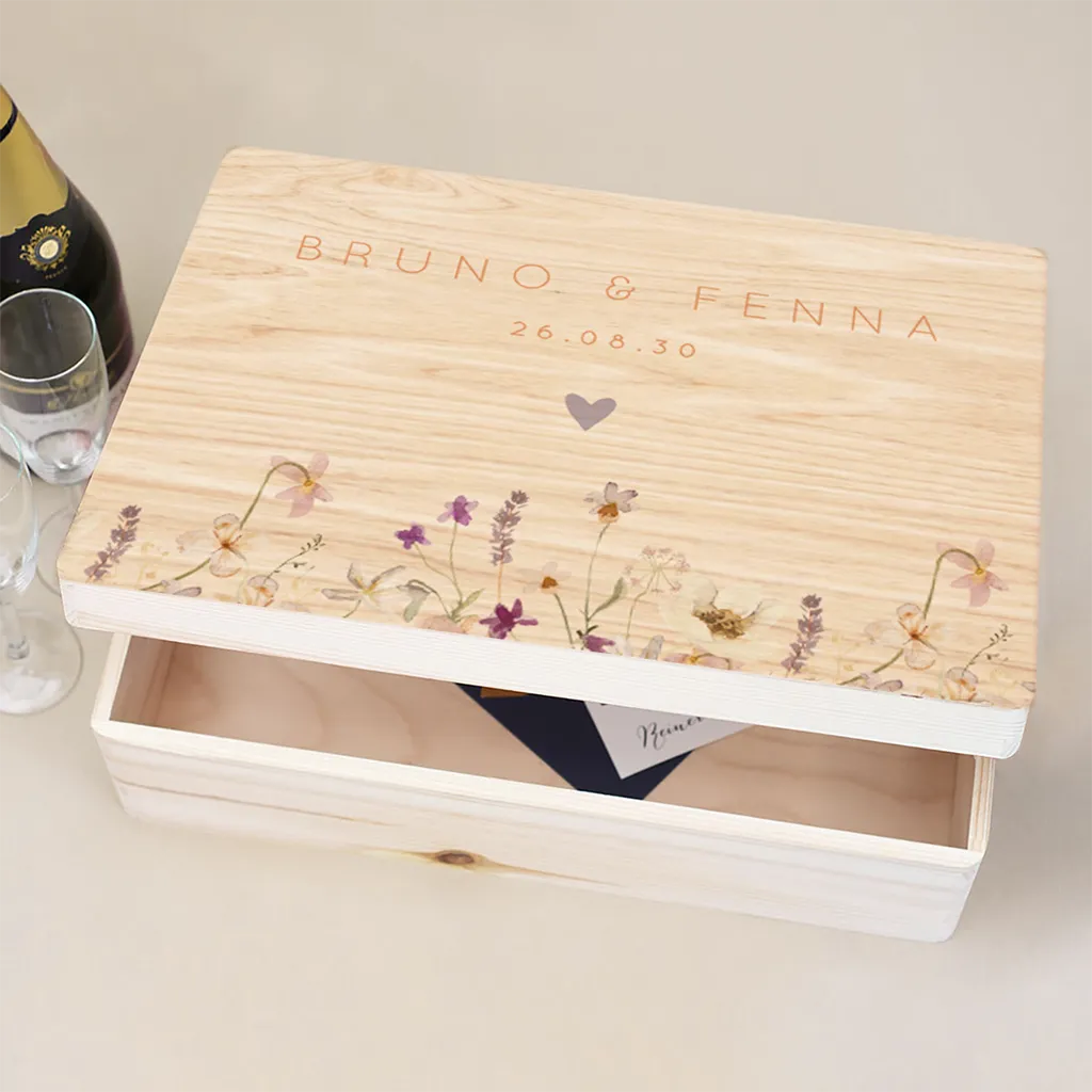 Hölzerne Erinnerungskiste mit Trockenblumen