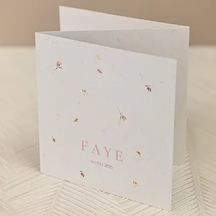 Zigzag geboortekaartje meisje met droogbloemen