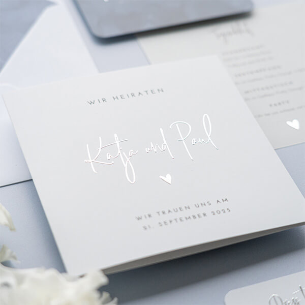 Moderne, schlichte Hochzeitskarte mit Silberfolie und Herzchen