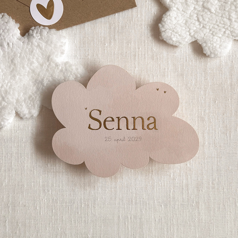 Geboortekaartje in wolkvorm met goudfolie – dromerig en minimalistisch