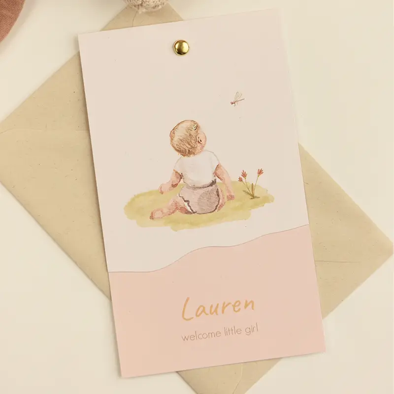 Label geboortekaartje meisje roze met illustratie meisje in gras