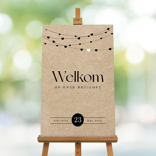 Bruiloft welkomstbord in karton look met hartjesslinger