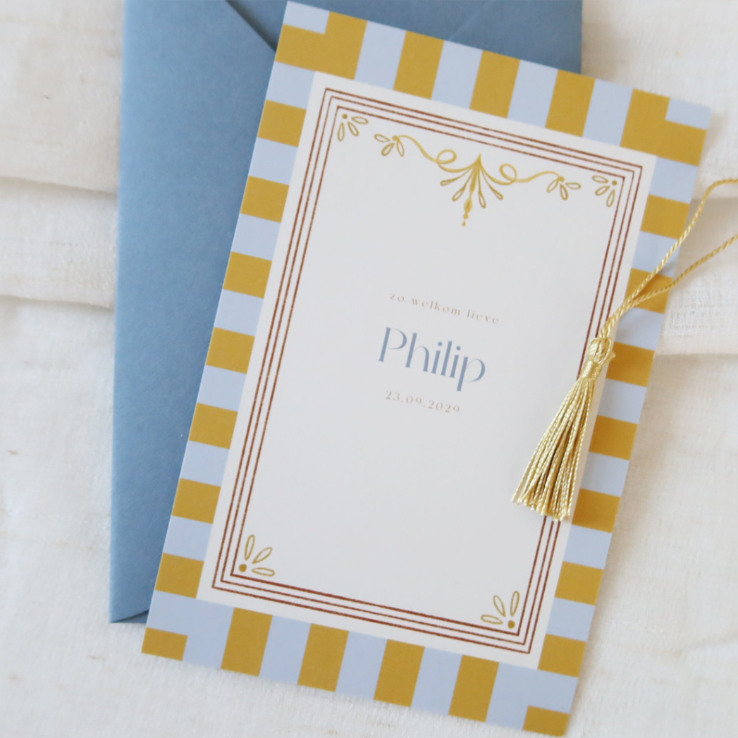 Vintage geboortekaartje met strepen blauw okergeel