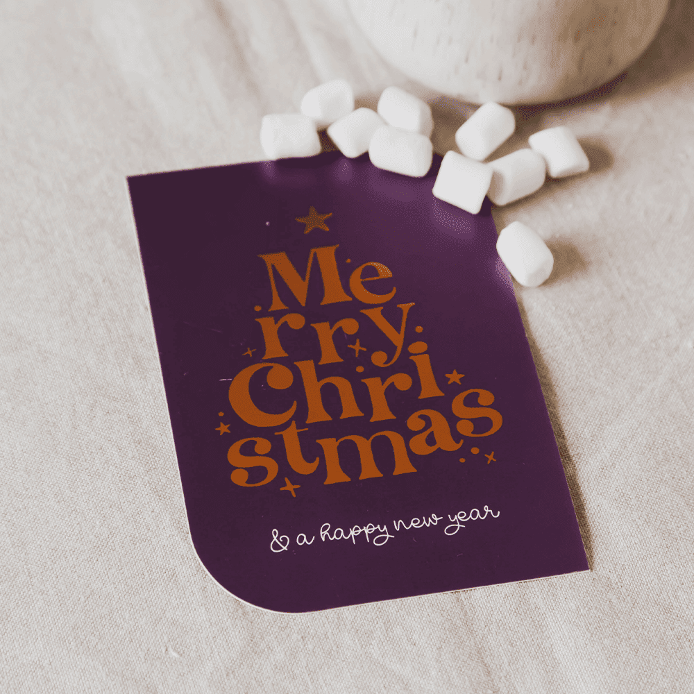 Kerstkaart met typografische kerstboom van koperfolie