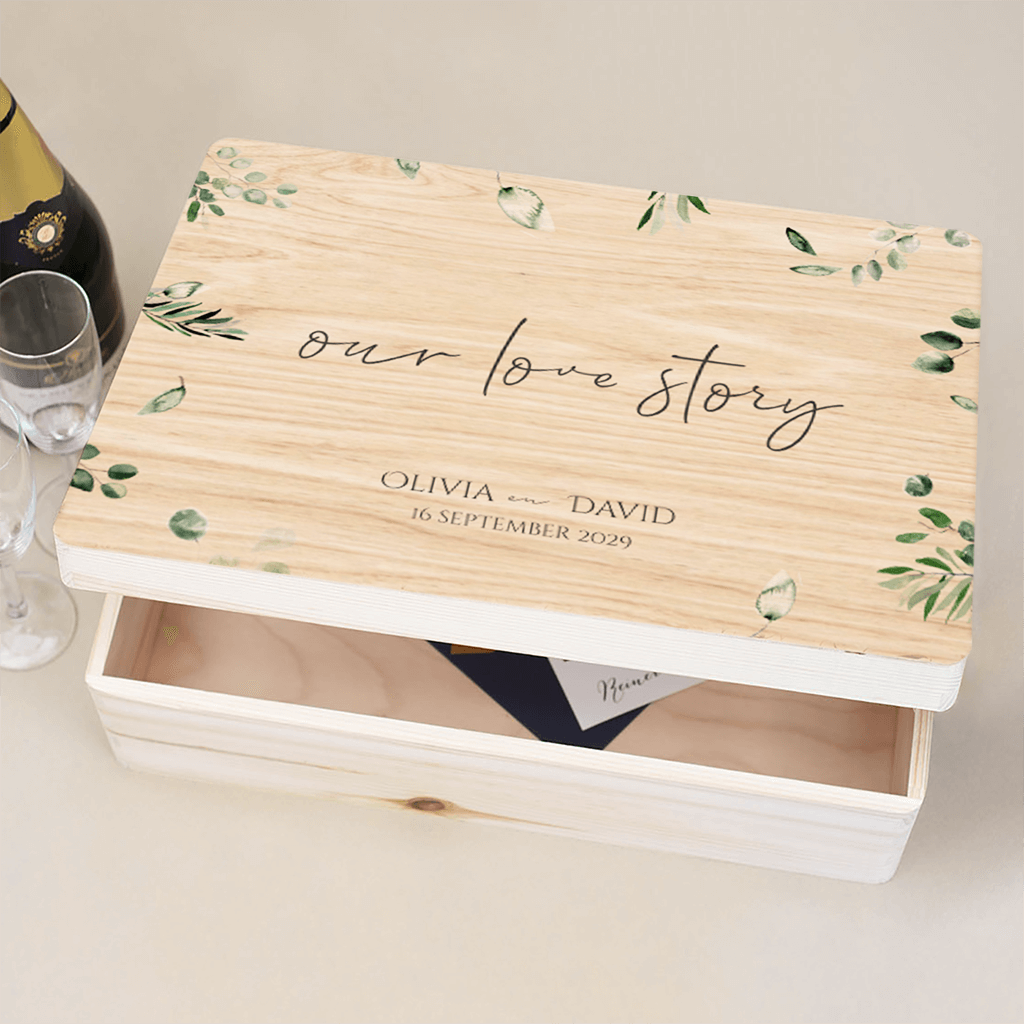 Houten bewaarkist voor jullie huwelijk met eucalyptus takjes