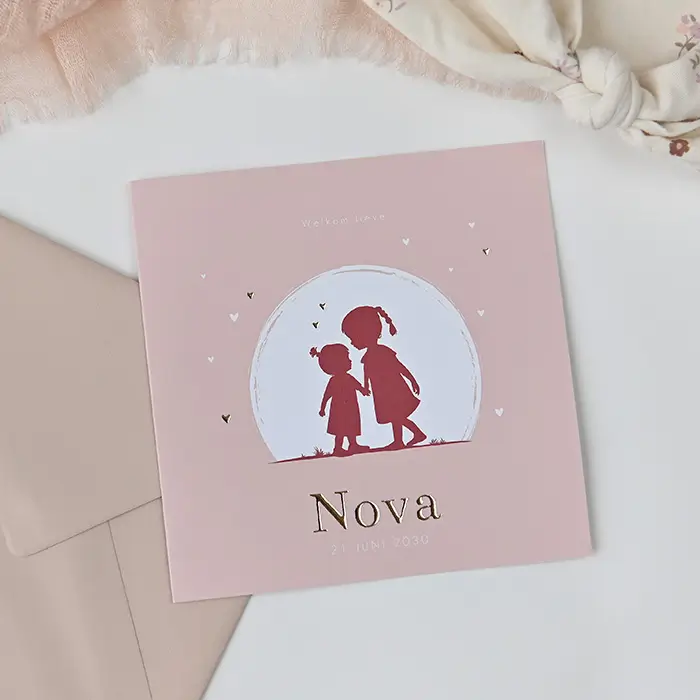 Roze geboortekaartje met silhouetjes van grote zus met klein zusje