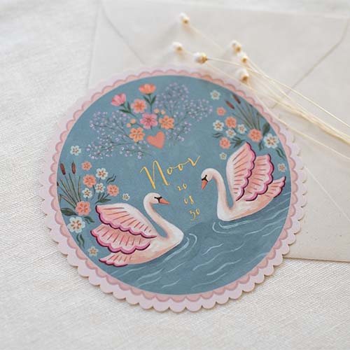 Rond geboortekaartje meisje zwanen bloemen goudfolie