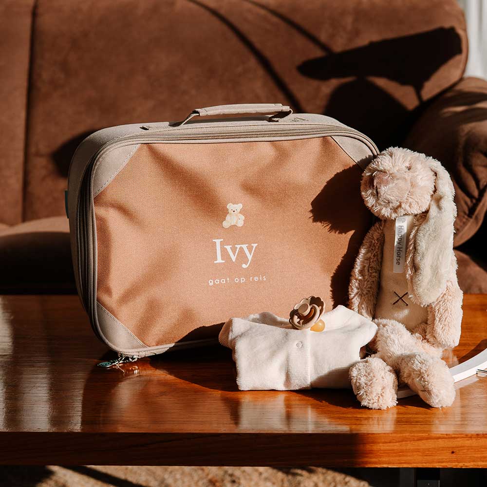 Logeerkoffertje met naam en teddybeer