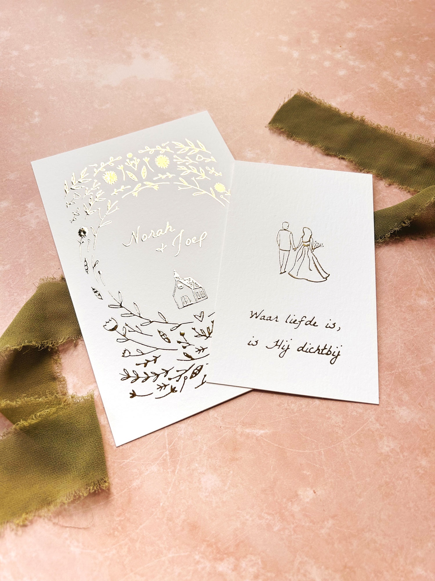 Romantische trouwkaart met goudfolie en christelijke illustratie