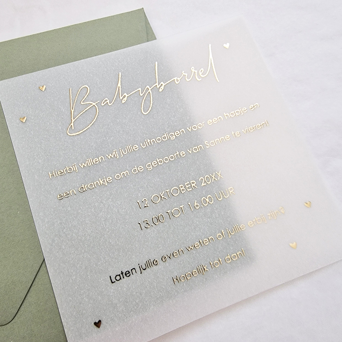 Kraamborrel kaartje op kalkpapier met goudfolie