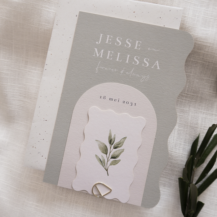 Olijfgroene trouwkaart met organische labels en watercolor olijftakje