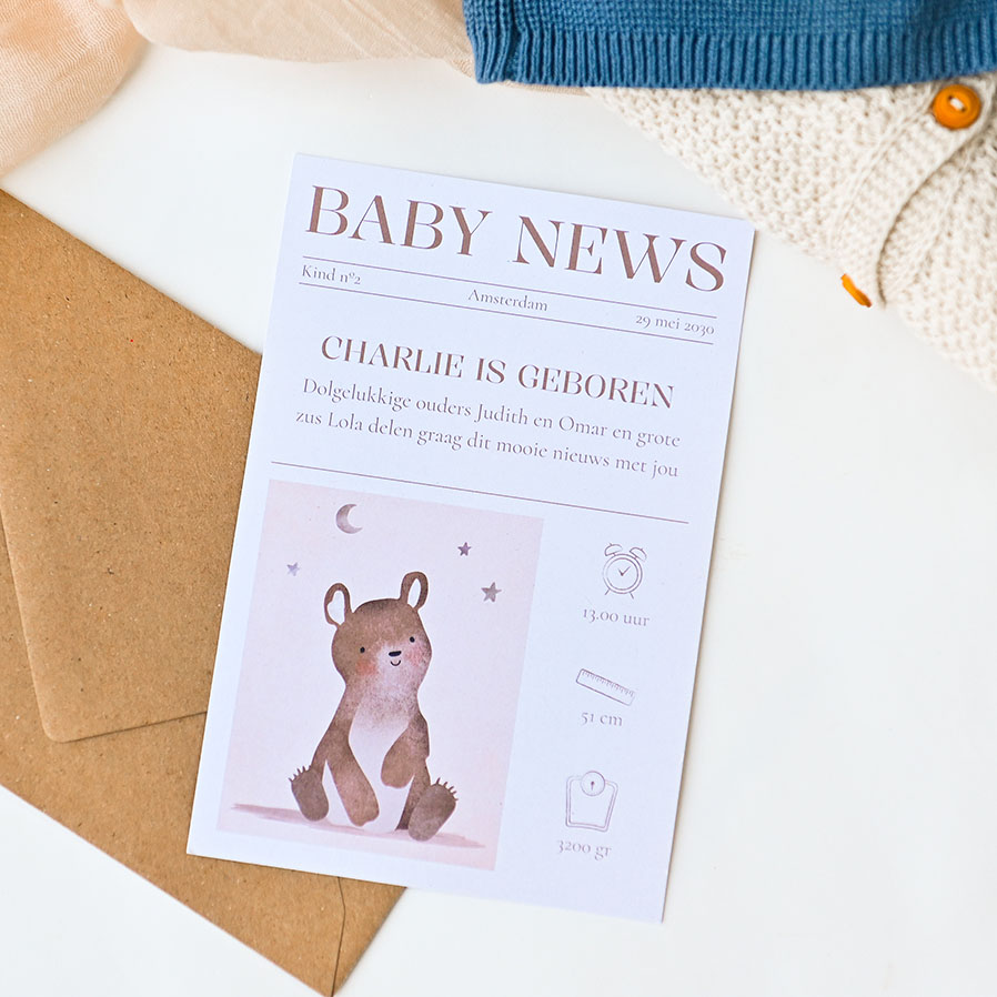 Leuk geboortekaartje in krant stijl met beertje en baby news