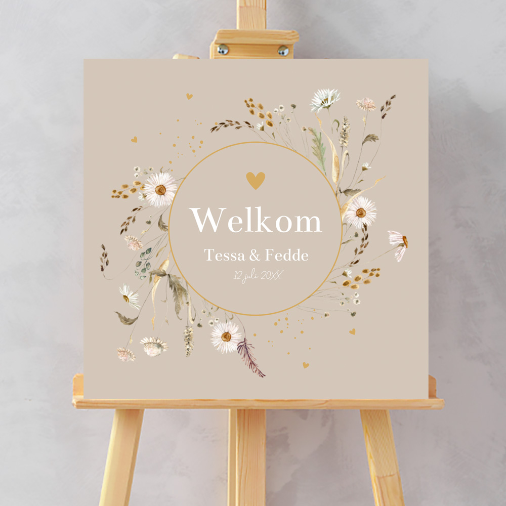 Bruiloftsbord beige bloemen welkom op onze bruiloft