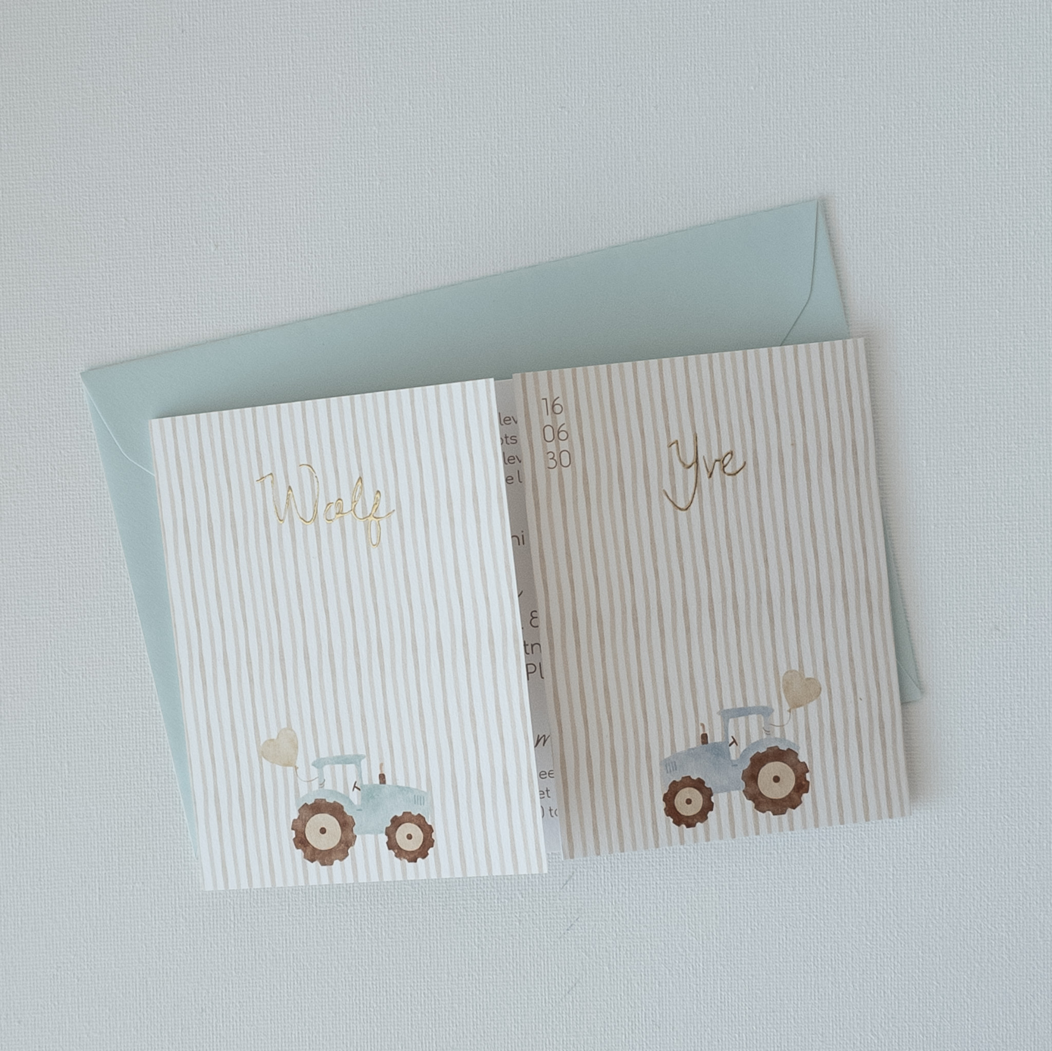 Tweeling geboortekaartje gestreept tractor goudfolie