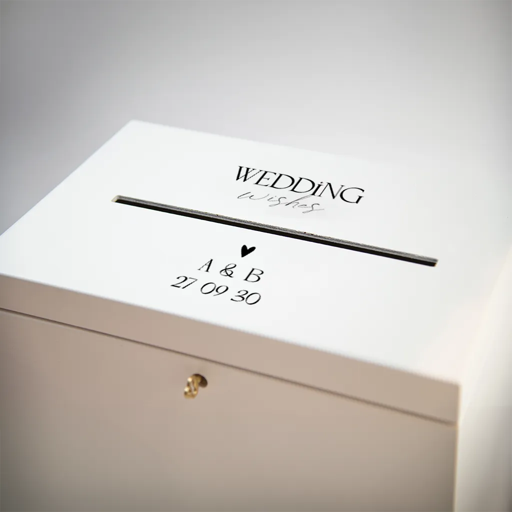 Kartenbox zur Hochzeit mit klassischer Schrift und Herzchen