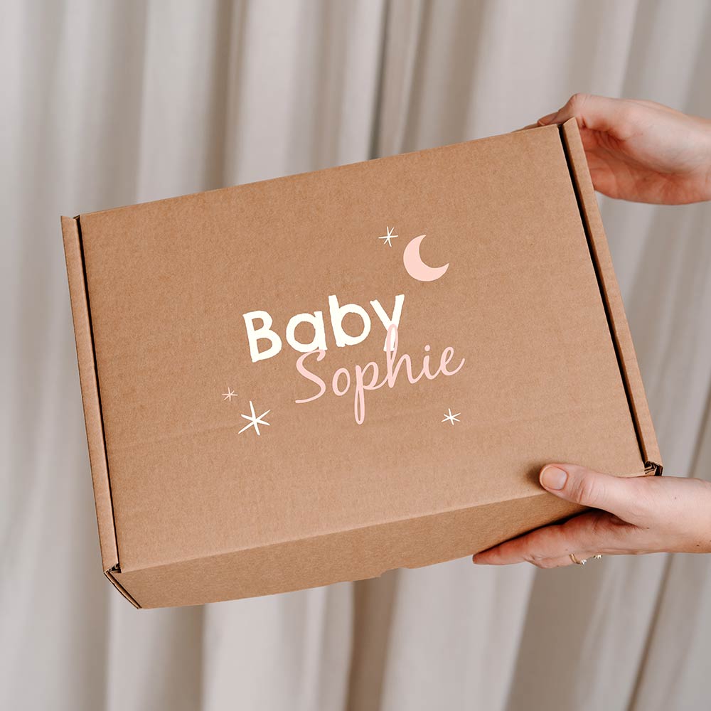 Mooie cadeaudoos van kraft met sterren, maan en naam