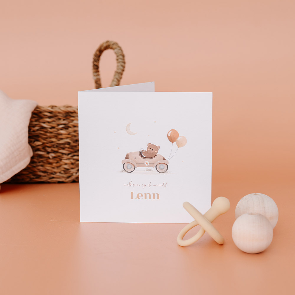 Geboortekaartje ‘Dreamy’ met een beertje in een autootje met ballonnen