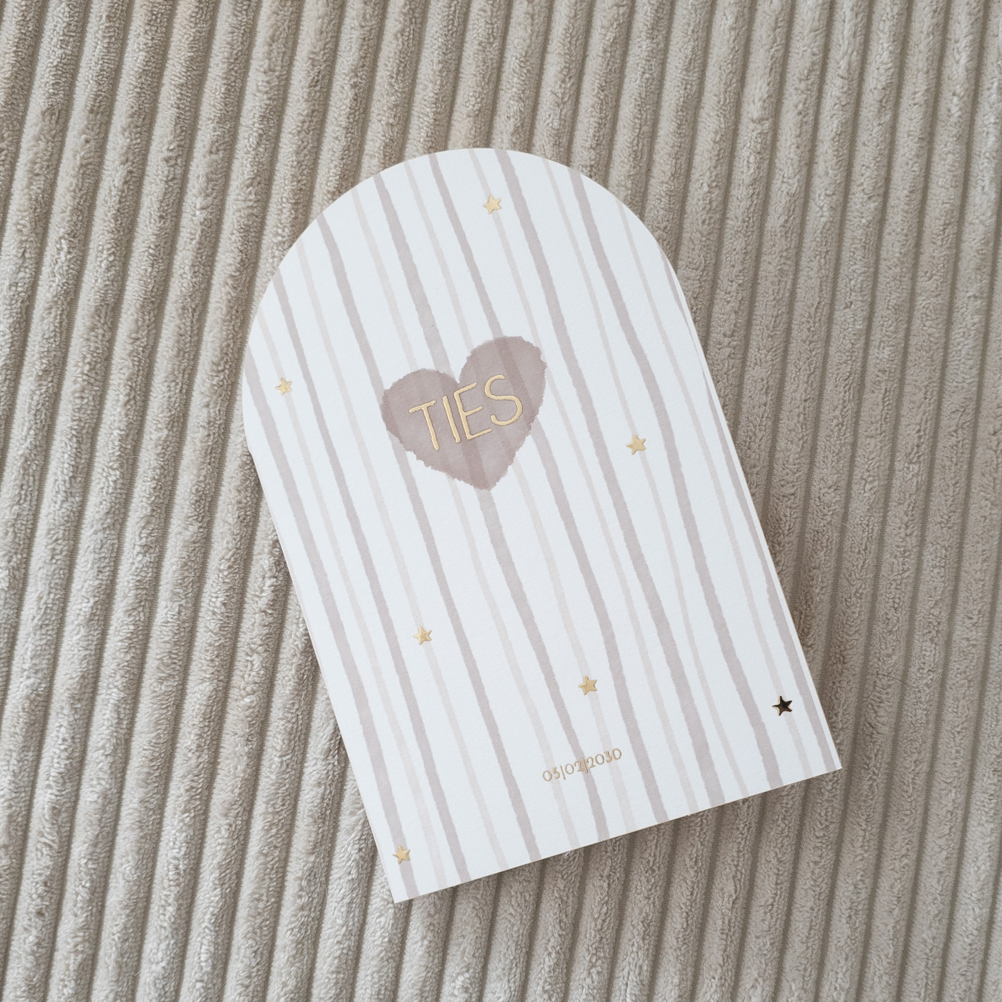 Geboortekaartje dubbele boogvorm jongen beige streep hartje goudfolie