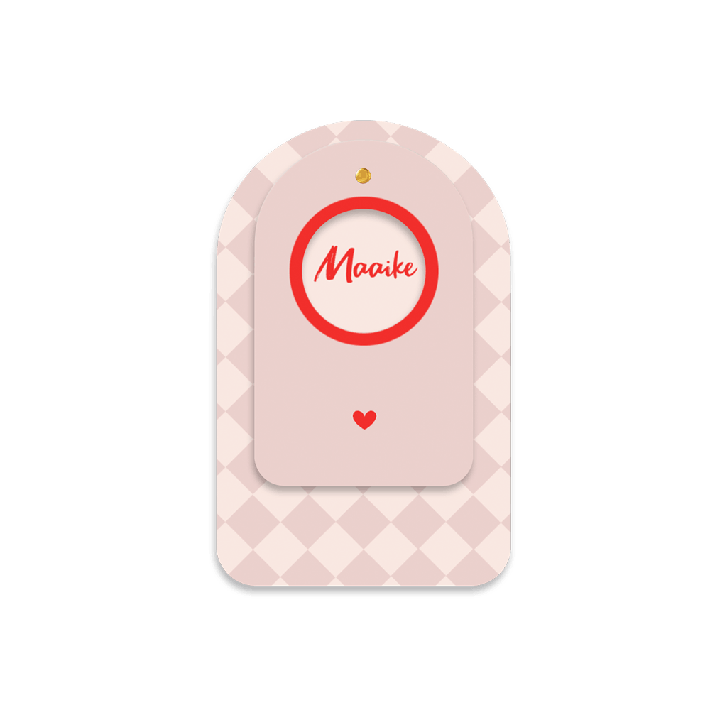 Label geboortekaartje met doorkijkje, roze ruitjes en rode details