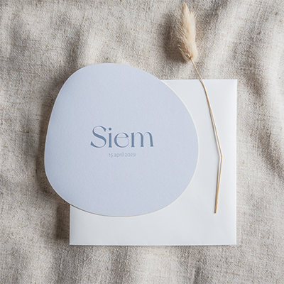 Minimalistisch geboortekaartje organische vorm blauw