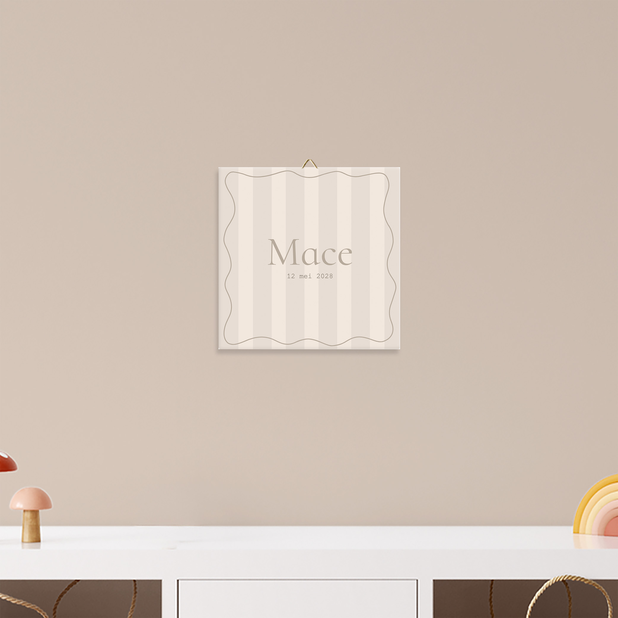 Unisex geboortetegeltje met strepen en golvend kader