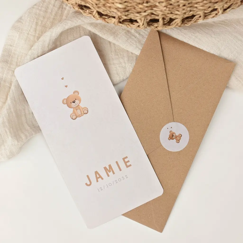 Neutraal geboortekaartje met lief teddybeertje en hartjes