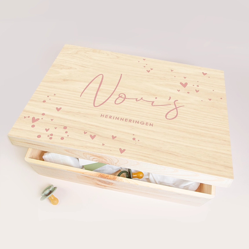 Herinneringsdoos van geboortekaartje baby met lieve hartjes