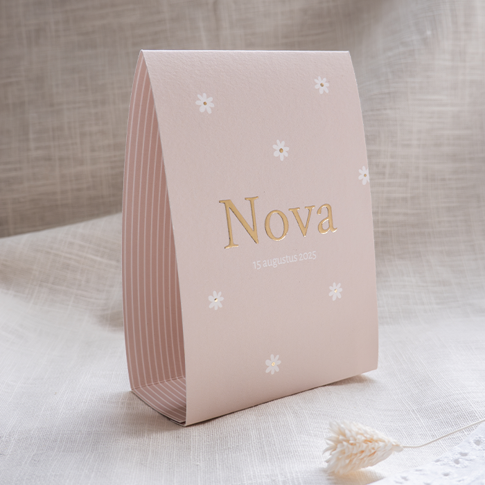 Roze tent geboortekaartje met bloemetjes en goudfolie