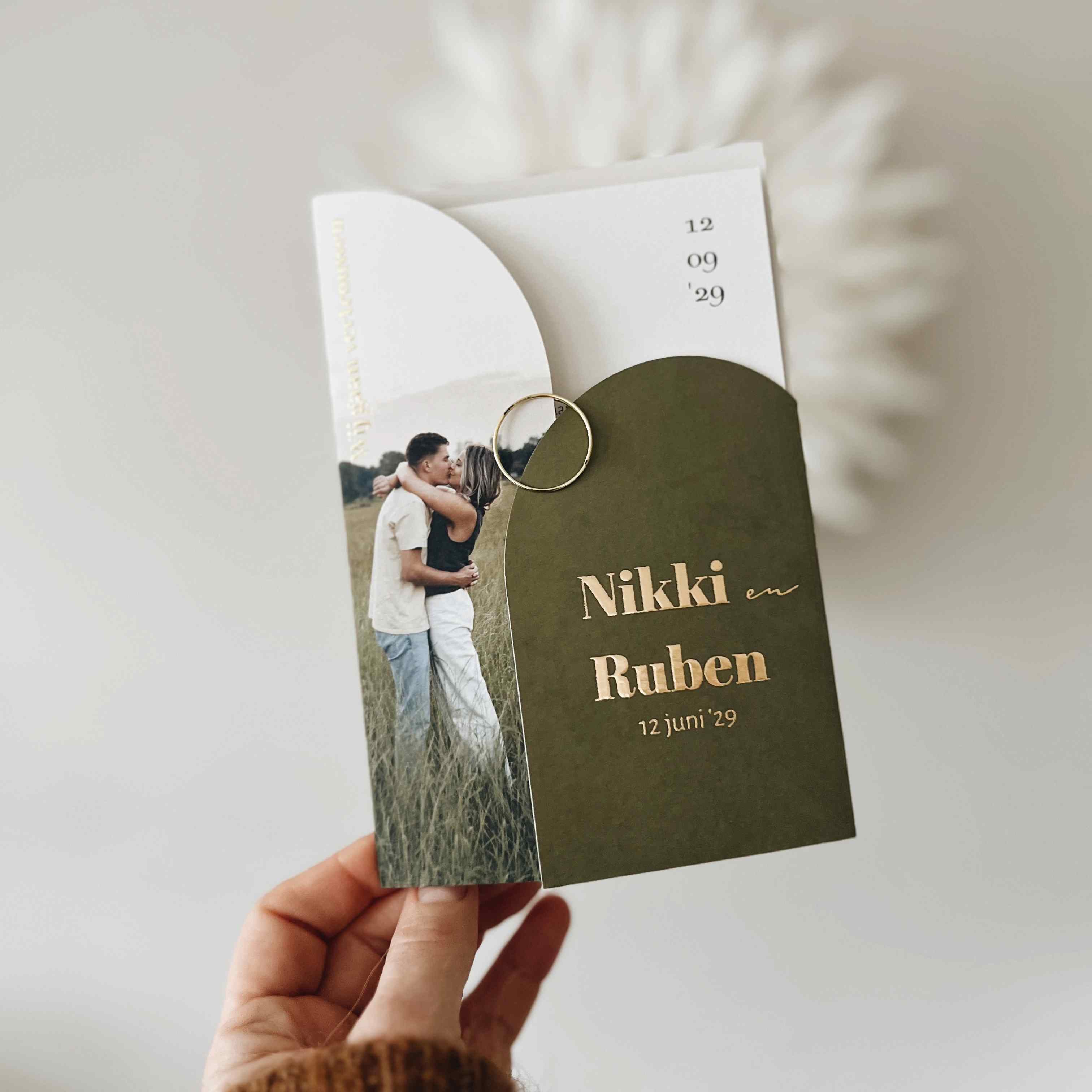 Trouwkaart insteekhoes met groen goudfolie en foto