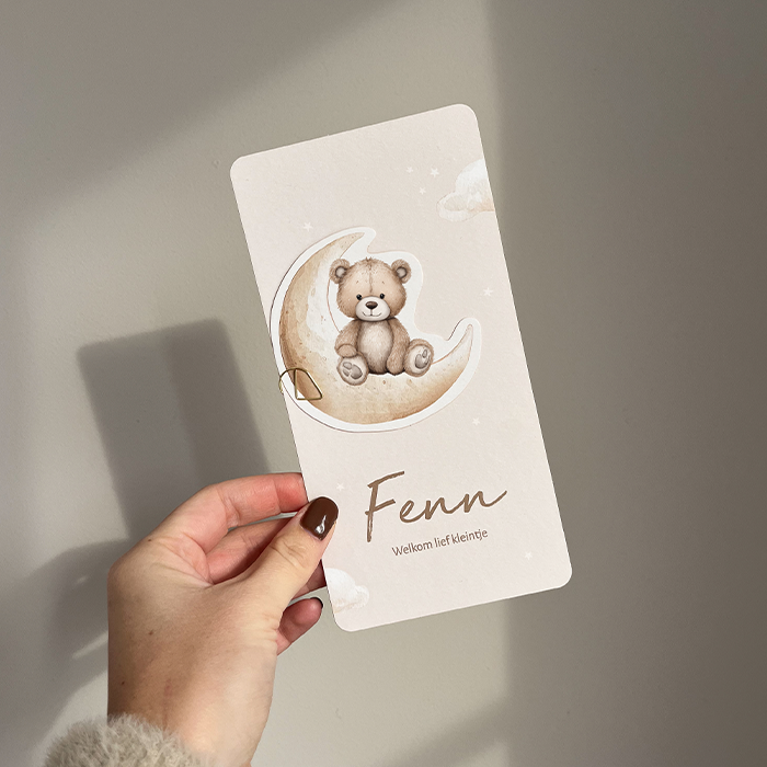 Beige geboortekaartje met label beertje op maan