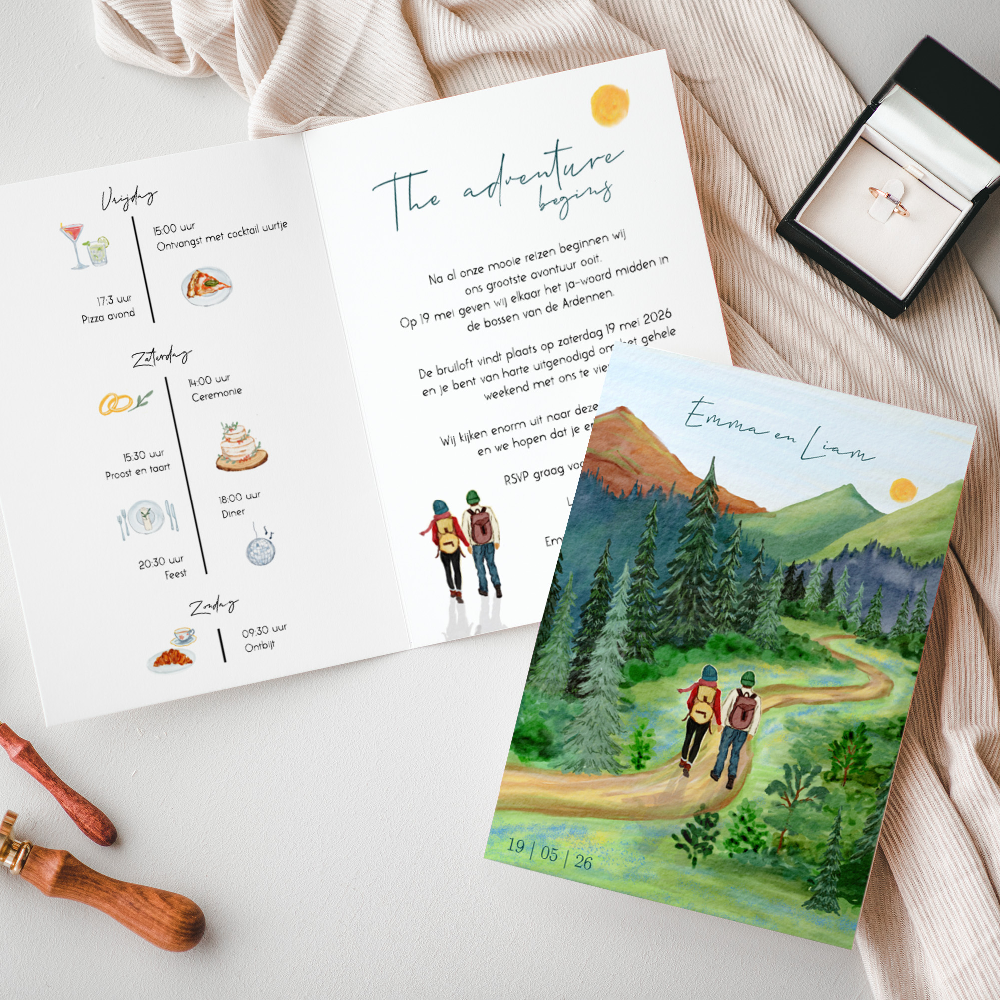 Trouwkaart met wandelend koppel door bosrijk landschap.