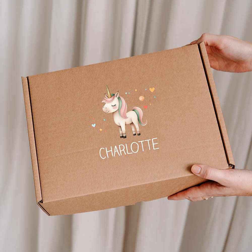 Vrolijke cadeaudoos van kraft met eenhoorn en naam