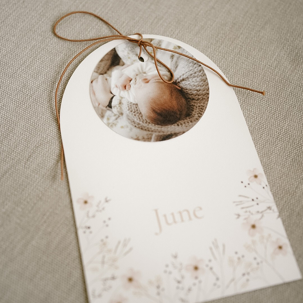 Geboortekaartje boog rond labeltje bloemen