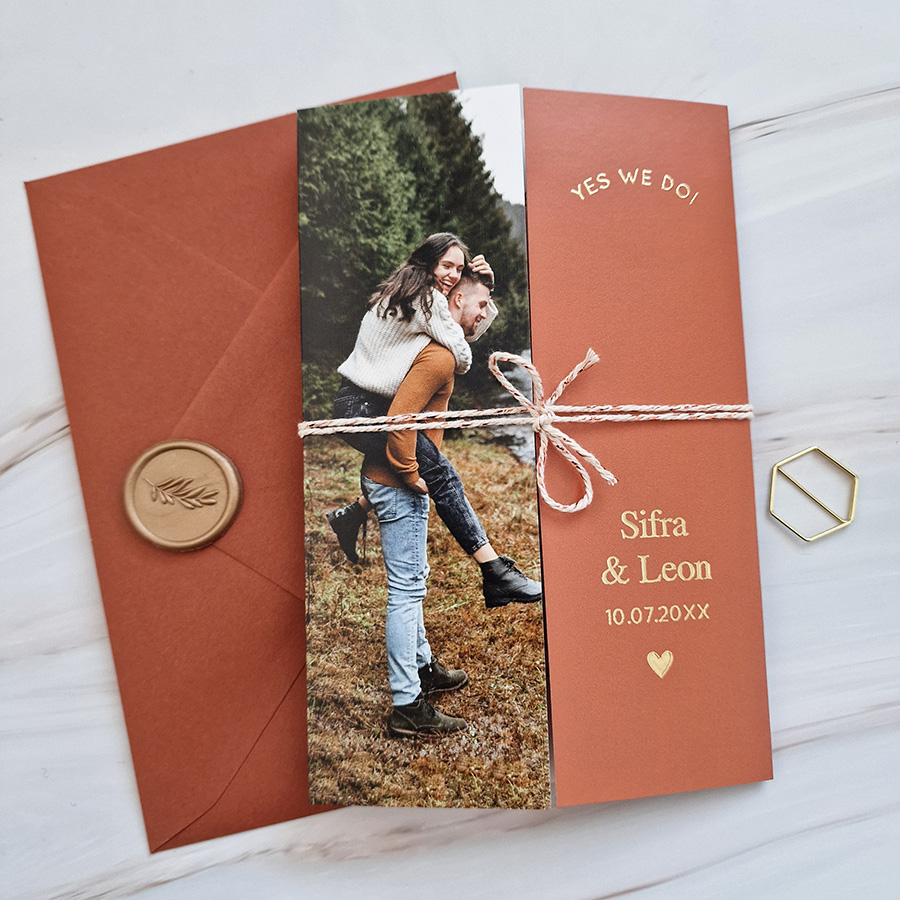 Luikvouw trouwkaart roestbruin met foto en goudfolie