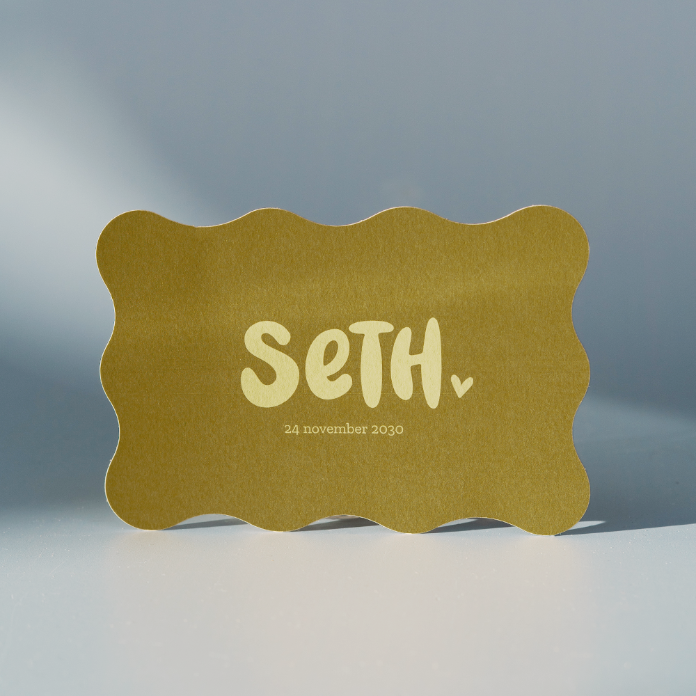 Trend geboortekaartje jongen met groene colorblocking en golvende rand