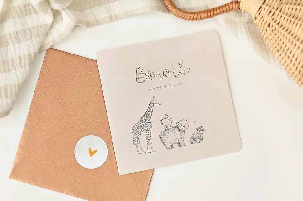 Hip goudfolie geboortekaartje beige met getekende dieren