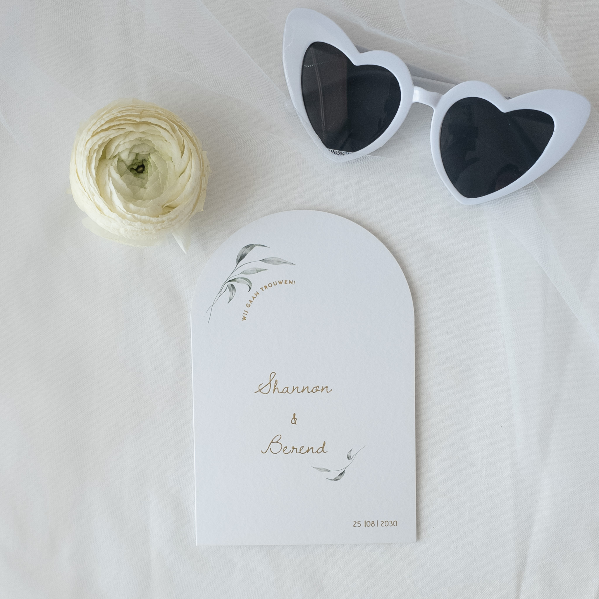 Trouwkaart dubbele boogvorm olijf wit goud