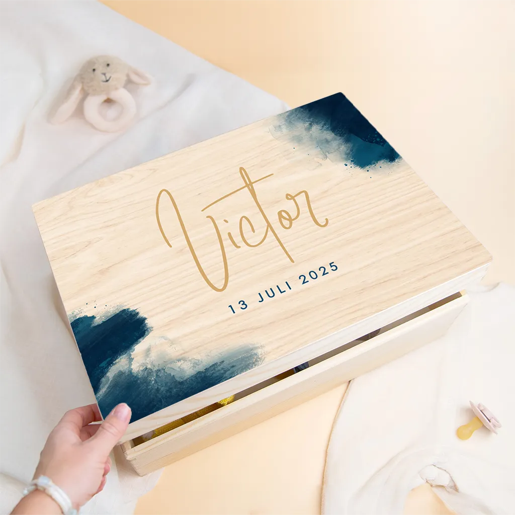 Houten bewaarkist met donkerblauwe watercolour en naam